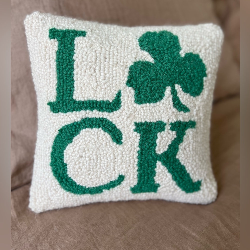 CLOVER LUCK 🍀 GREEN & WHITE DECORATIVE PILLOW ST. PATRICKS DAY